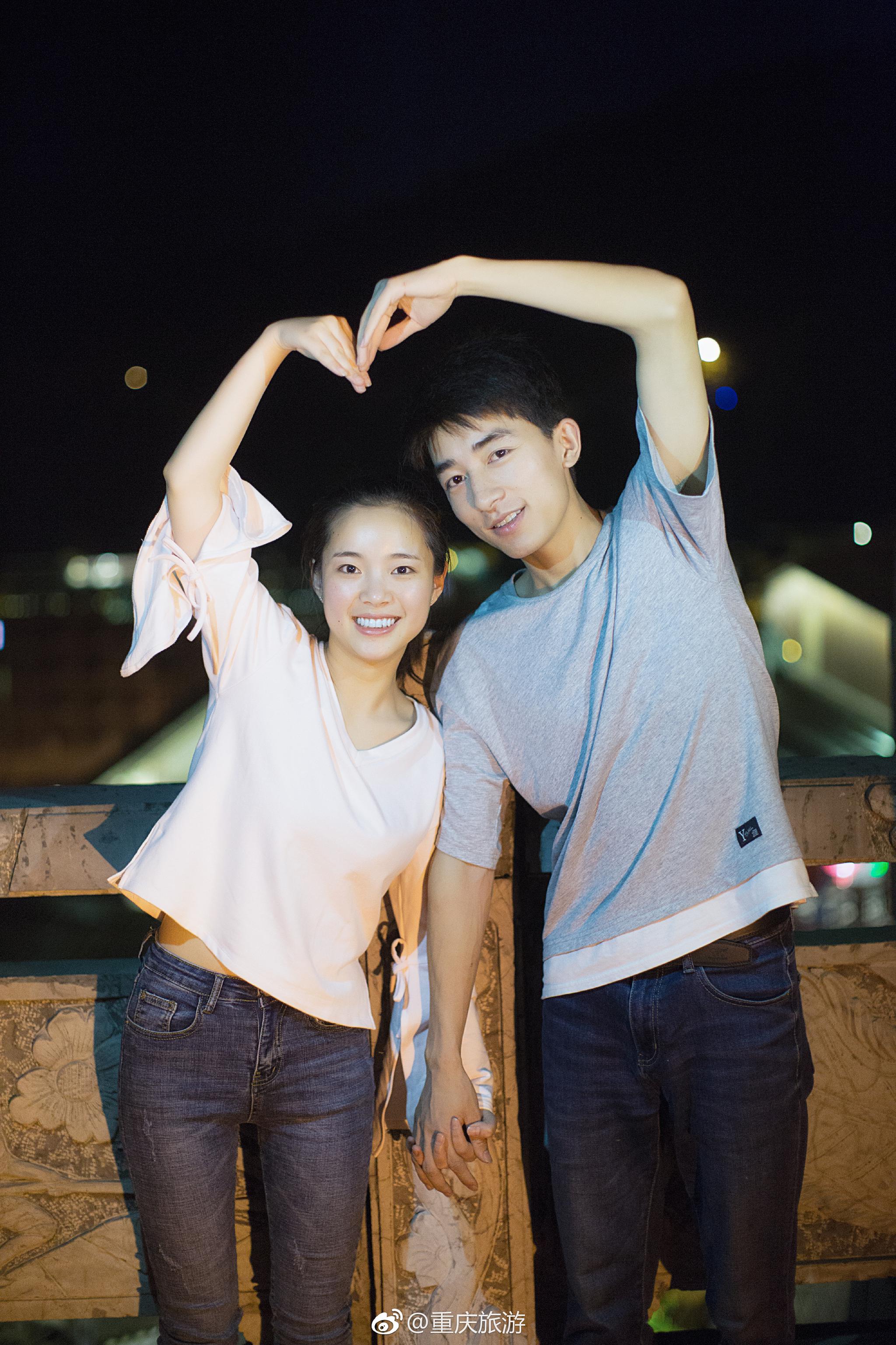 给大家送上一份新鲜出炉的情侣比心心照～拍摄地:酉州古城明天@中国