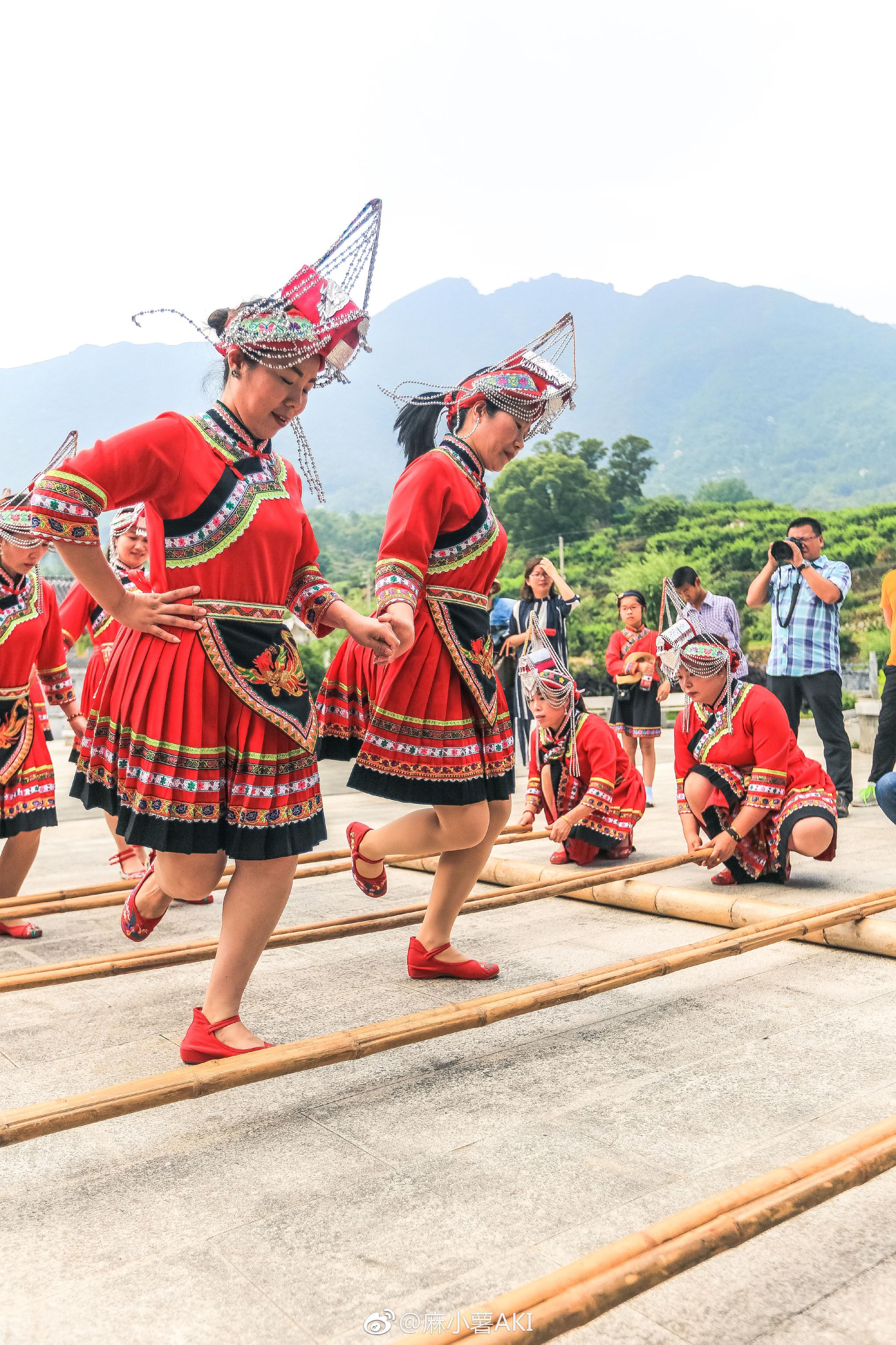 在苍南 见证一场畲族姑娘的嫁娶灵动的竹竿舞 是这些姑娘的活力每个