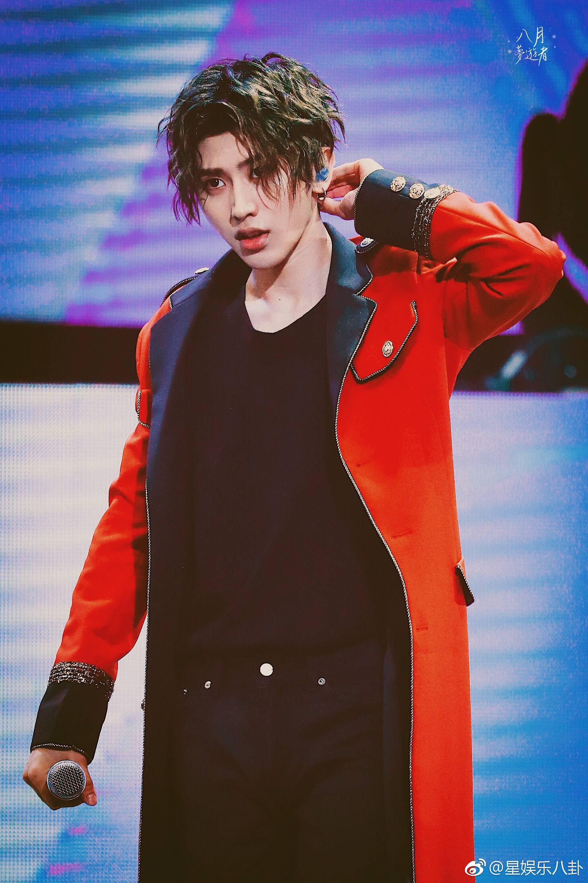 蔡徐坤红衣蔡徐坤撩ikunninepercent北京场蔡徐坤舞台饭拍图今天