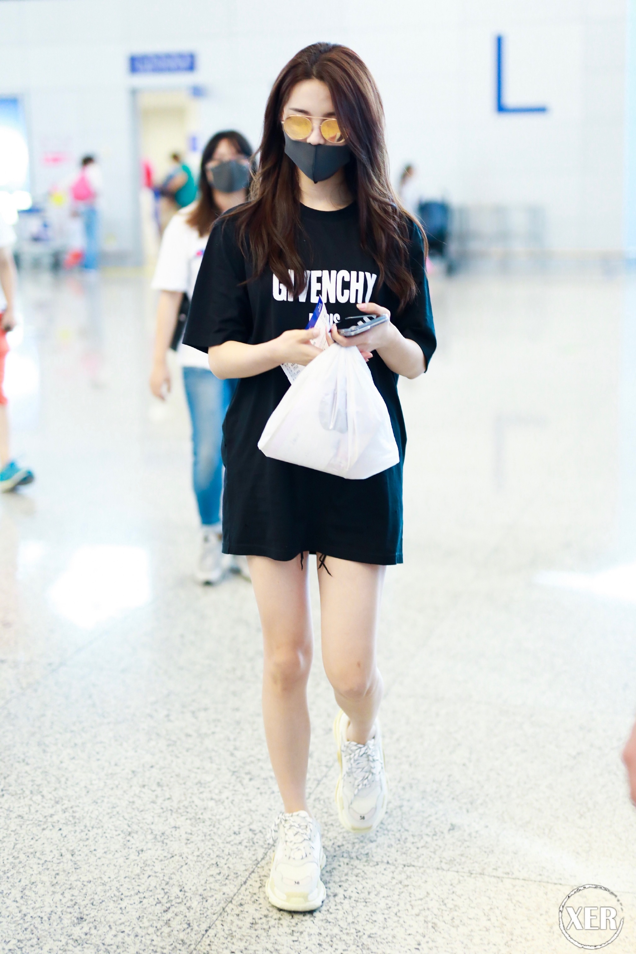 杨超越今日上海飞抵北京,大牌加身,最美村花秒变高级时髦精