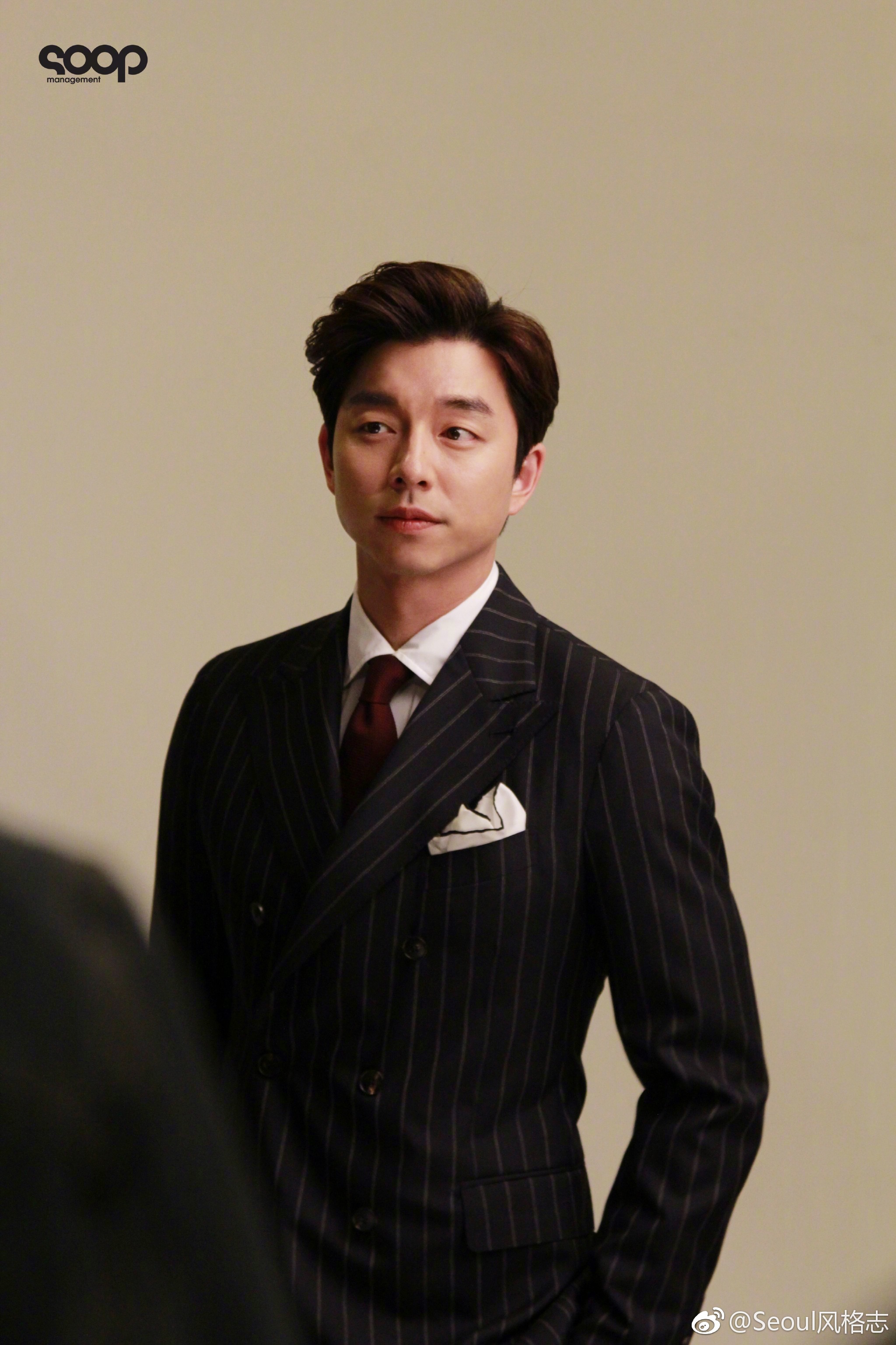 俏皮的绅士感,说得就是这个迷人的孔刘叔吧!