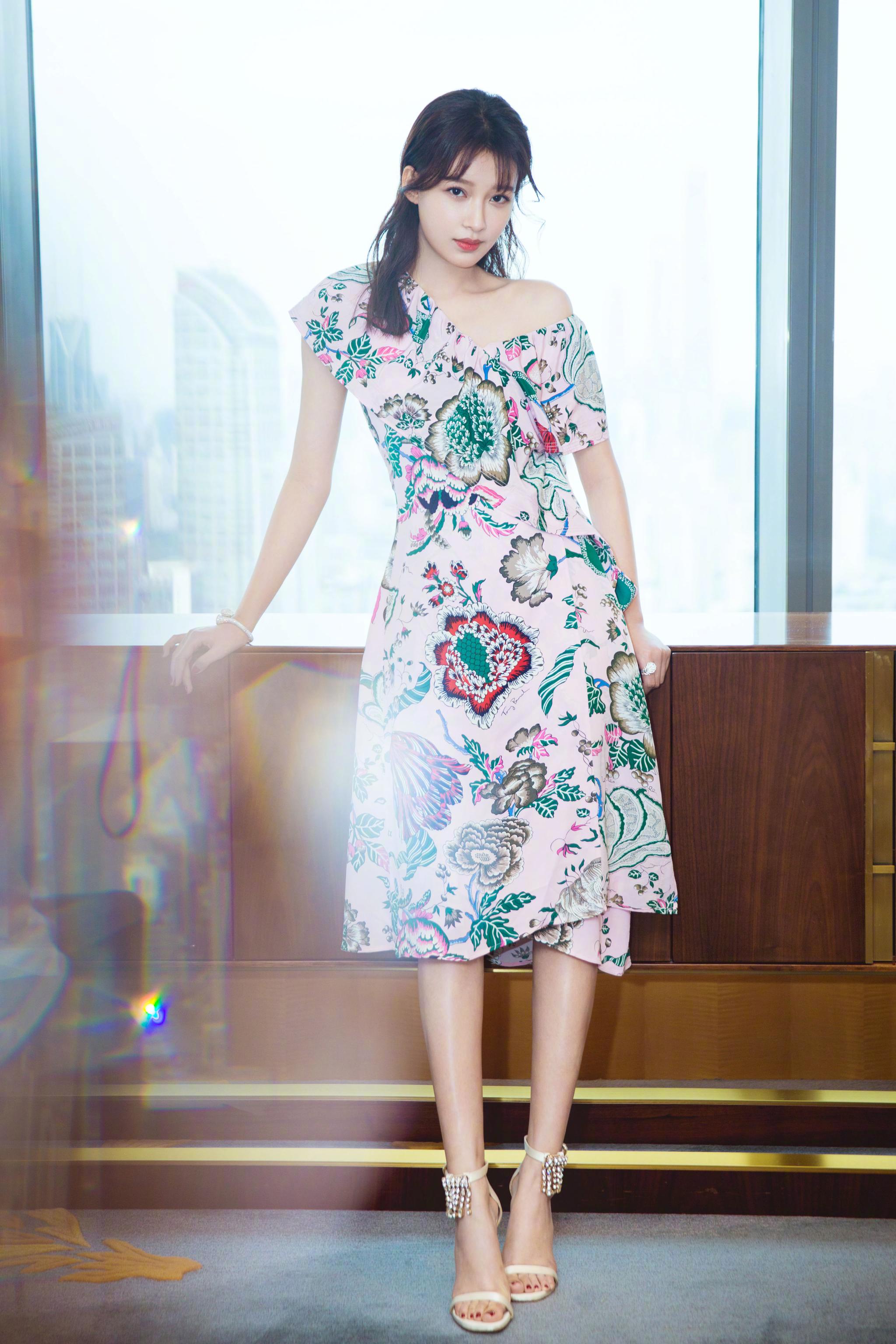 今日,@孙怡微博 出席2018