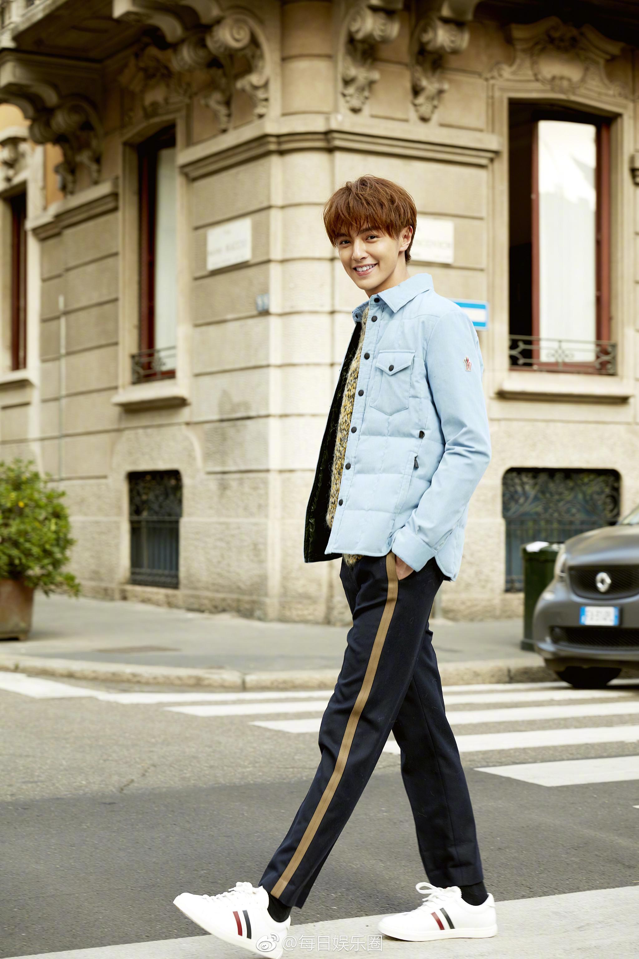 官鸿现身米兰时装周,秀场内拼色毛衣搭配深色牛仔裤