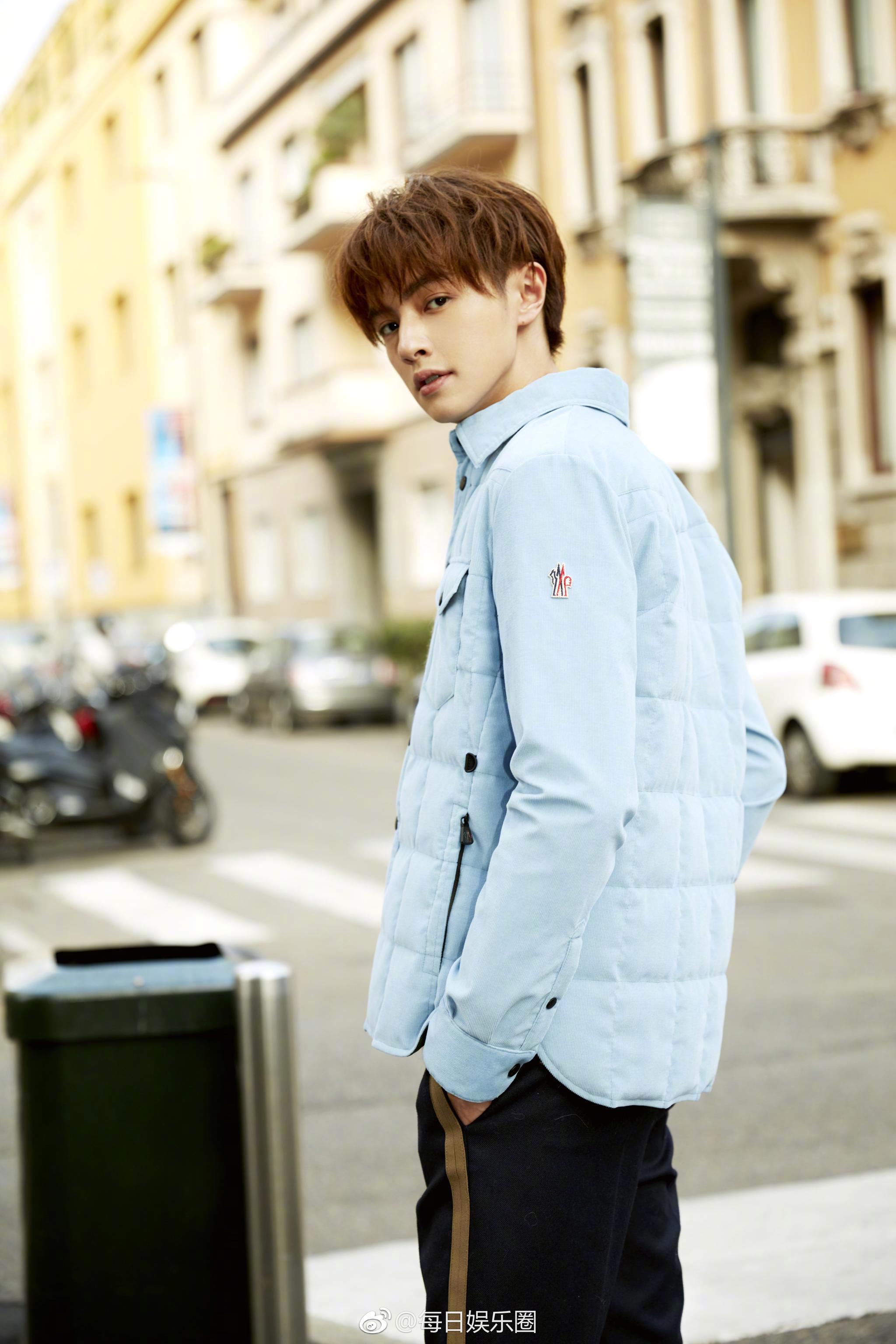 官鸿现身米兰时装周,秀场内拼色毛衣搭配深色牛仔裤