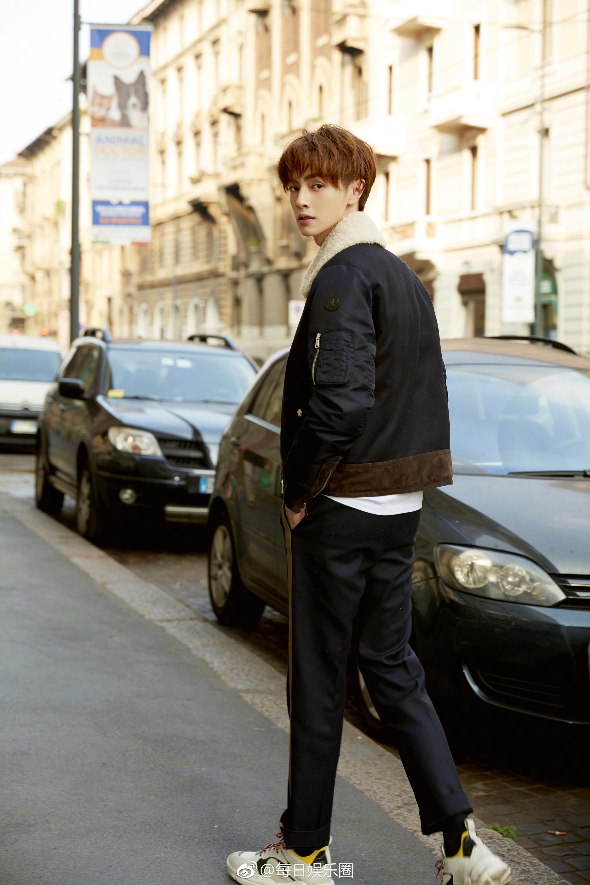 官鸿现身米兰时装周,秀场内拼色毛衣搭配深色牛仔裤