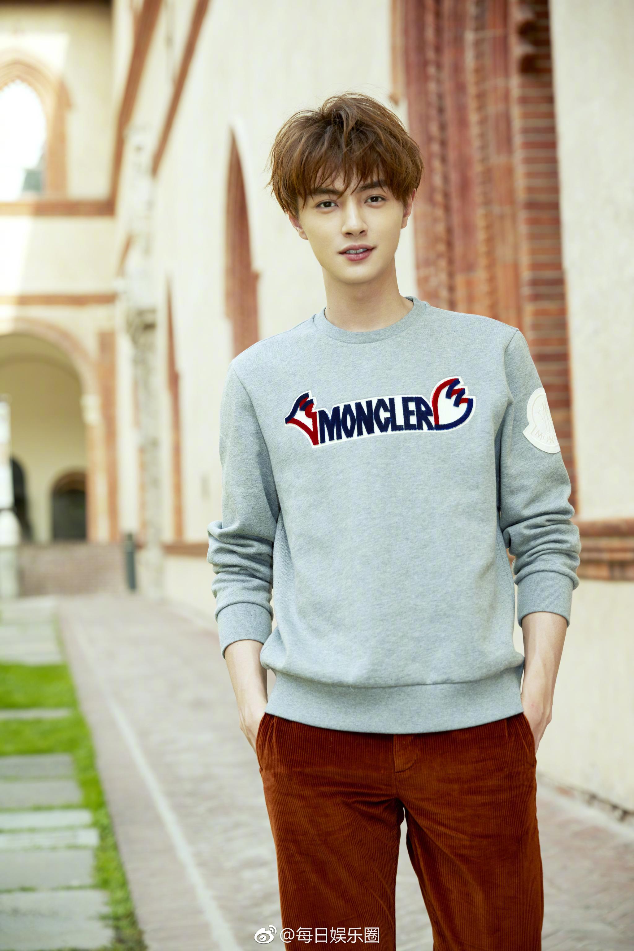 官鸿现身米兰时装周,秀场内拼色毛衣搭配深色牛仔裤