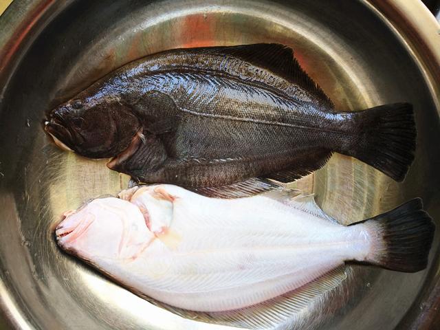 鸦片鱼去鱼鳞,去内脏,清洗干净,步骤:食材:鸦片鱼380克,洋葱100克