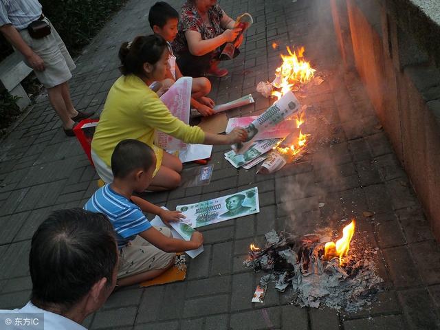 10楼住户烧纸钱祭祖，致11楼91岁老人身亡…清明我们应该这样做！