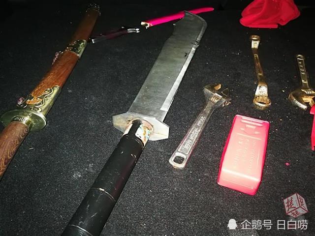 宜昌民警查获一辆违停车后备箱里竟有多把管制刀具