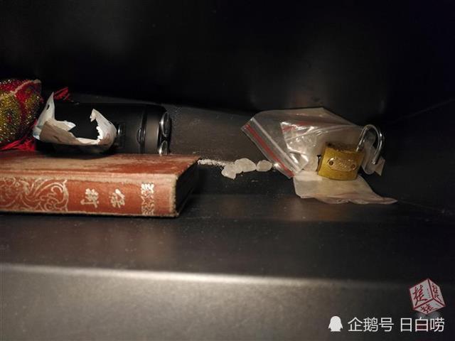 宜昌民警查获一辆违停车后备箱里竟有多把管制刀具