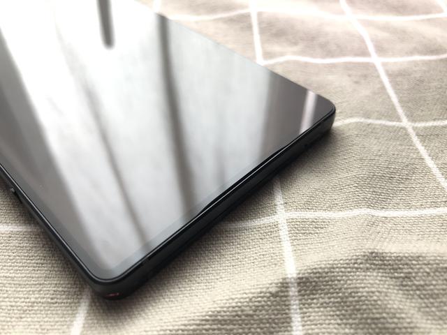 顶部后置双摄没有像之前坚果pro2一样隐藏掉副摄来扮猪吃老虎,而是