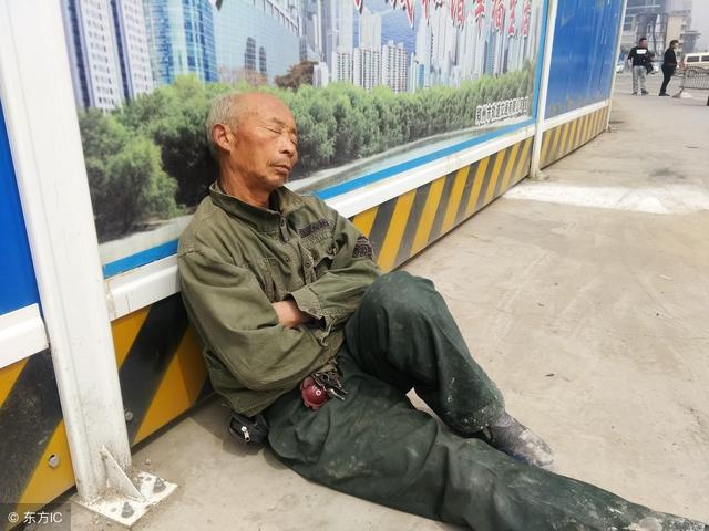 农民工搬沙到11楼,富豪老板变身穷酸大爷,为在民工临走前给这个