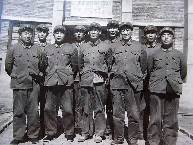 父子仨参加红军小儿子被手下连长枪走火击中后成少将