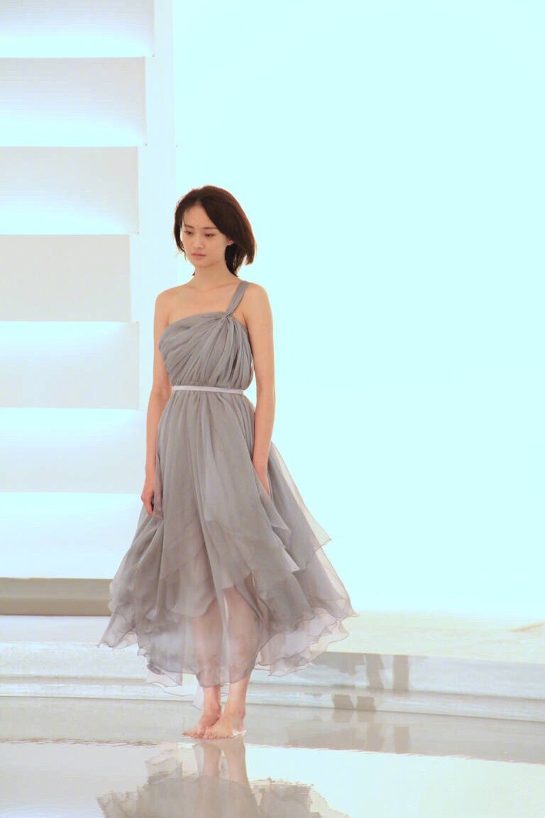 翻到郑爽一组旧照,软糯软糯的,十分清纯,满脸的胶原蛋白