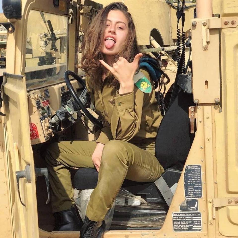 以色列女兵海边图片