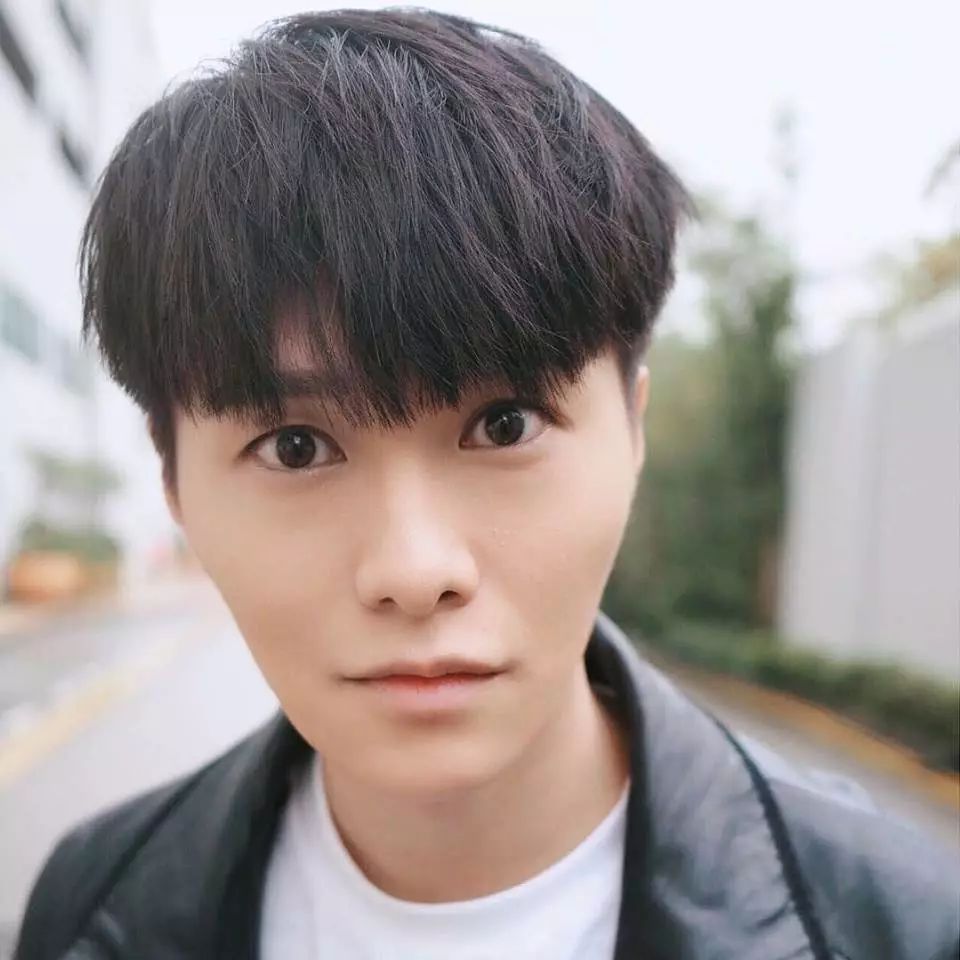 日前,歌手胡鸿钧就在社交网上发文称最近有人冒充他的社交账户,还生气