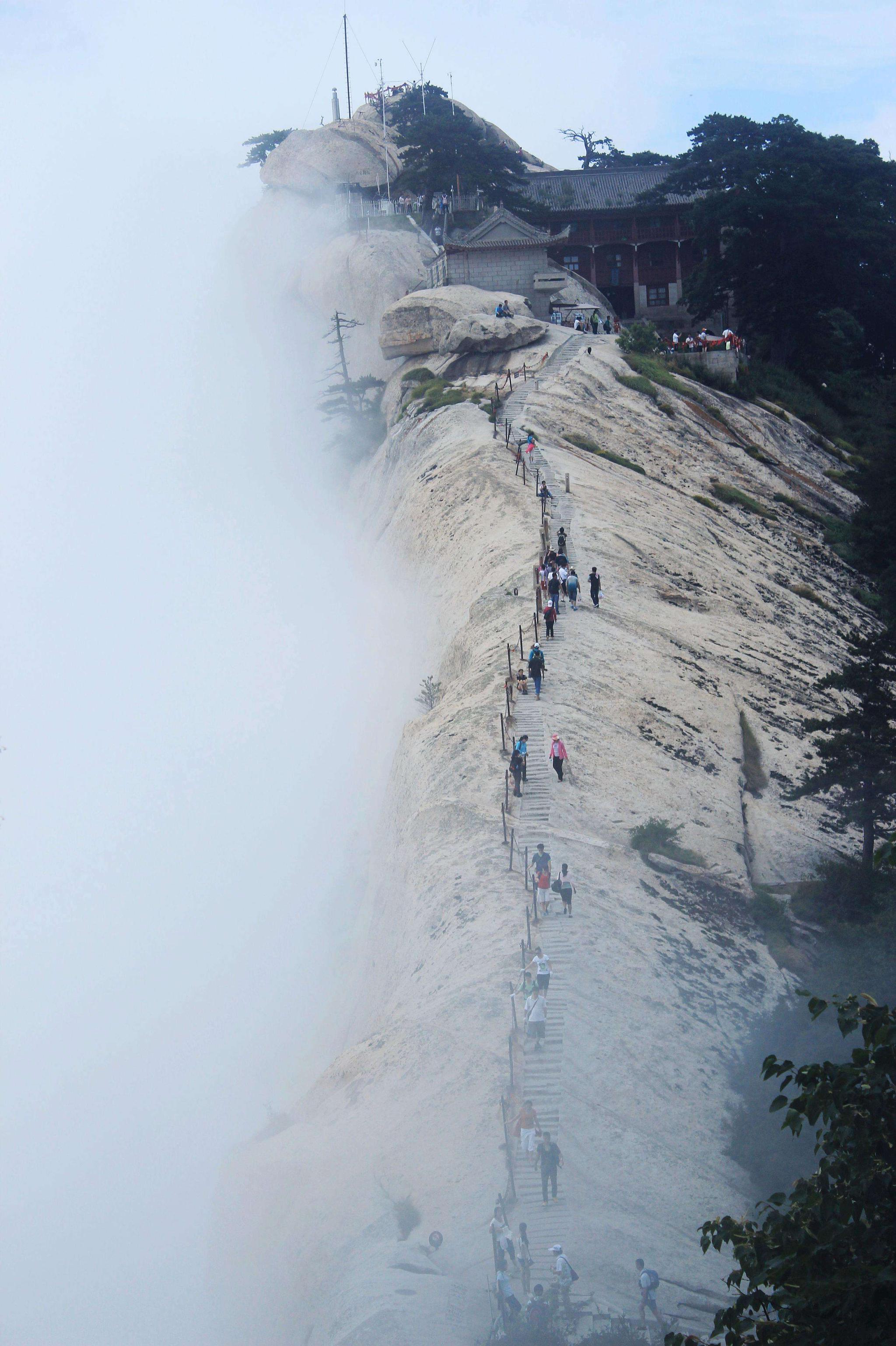 看完这些人的照片,你敢去爬华山吗|华山|天险|天下第一_新浪新闻