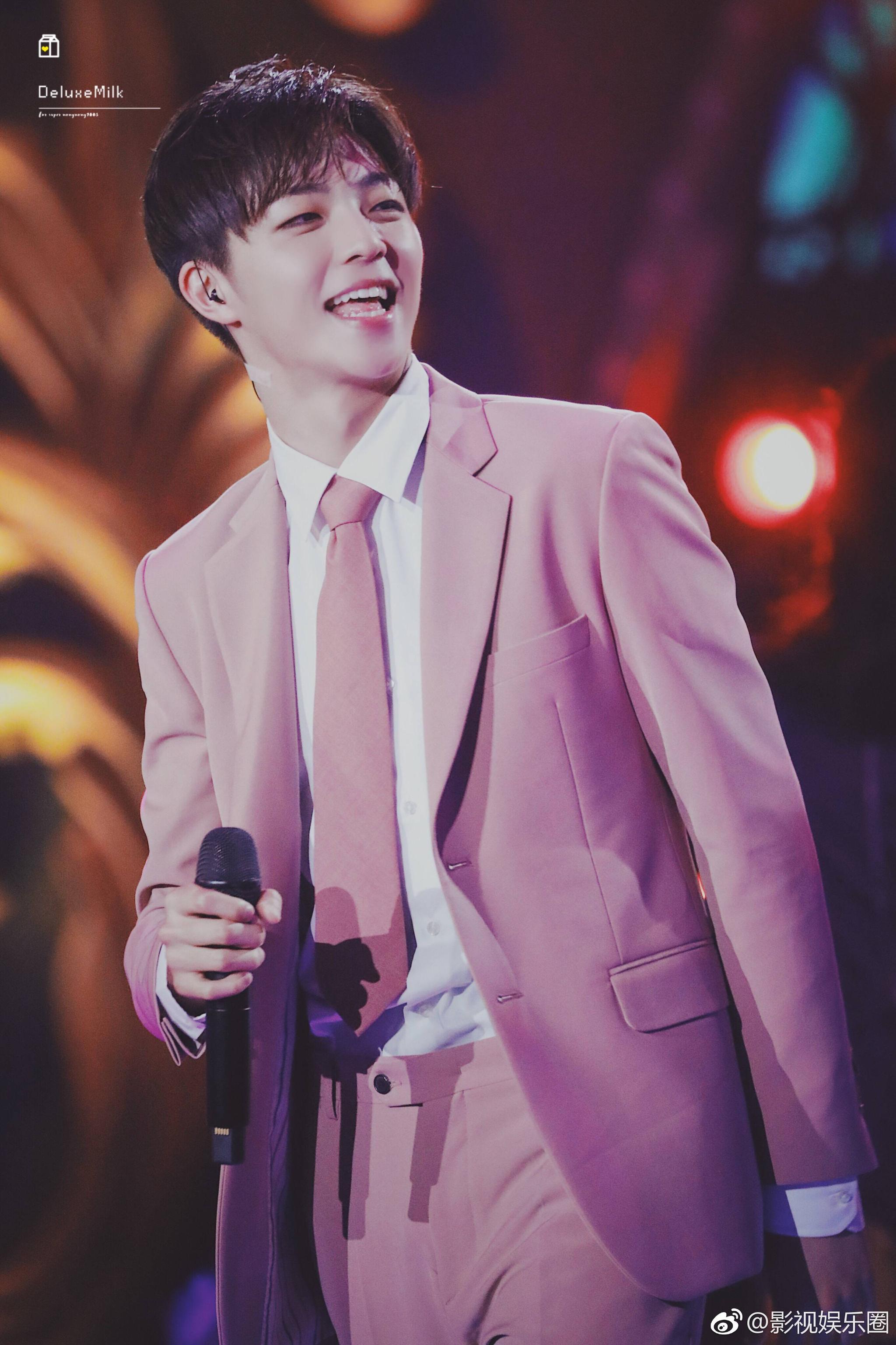 陈立农 粉色西装来一波《奔跑吧嘉年华》现场图粉色