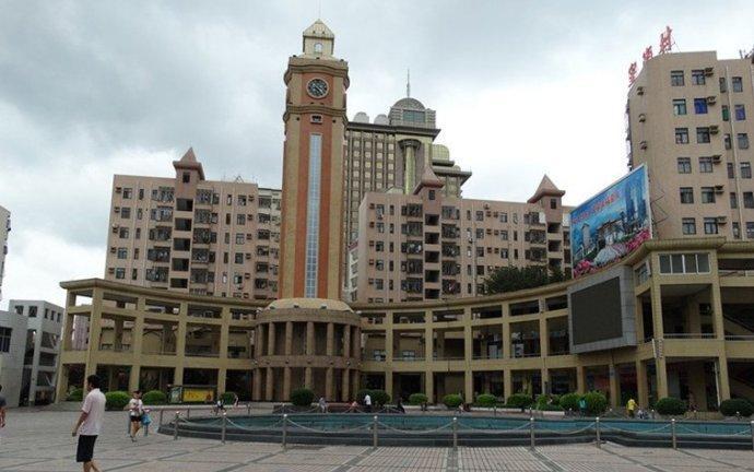 富甲一方的皇岗村, 家家户户都是千万富翁, 一个广场就投了3个亿