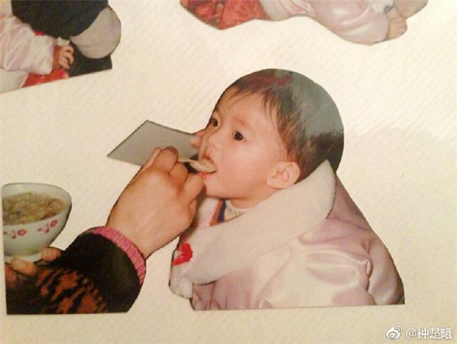 照片中钟楚曦小时候被家人喂饭的模样十分可爱,和家人一起合照,显得