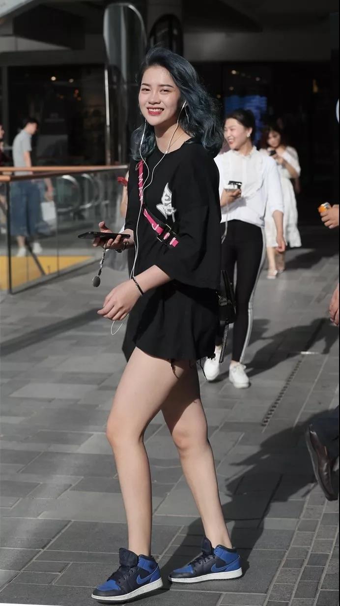 街拍,美女穿超短热裤原来有难言之隐,看完热血沸腾了