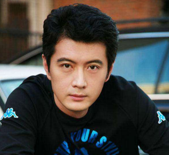 他因长得帅被拉去演戏,出道多年没有名气,与妻子低调恩爱