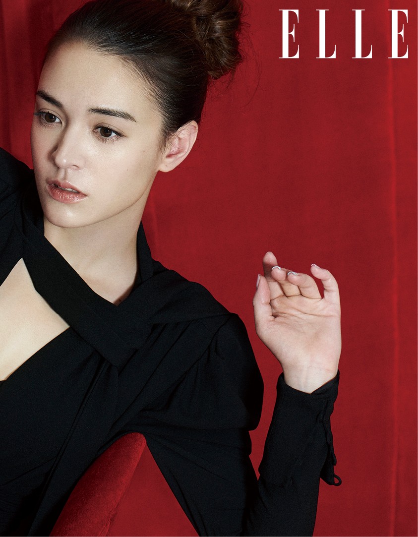 张榕容实力演绎淡妆浓抹总相宜 红黑大片超吸睛