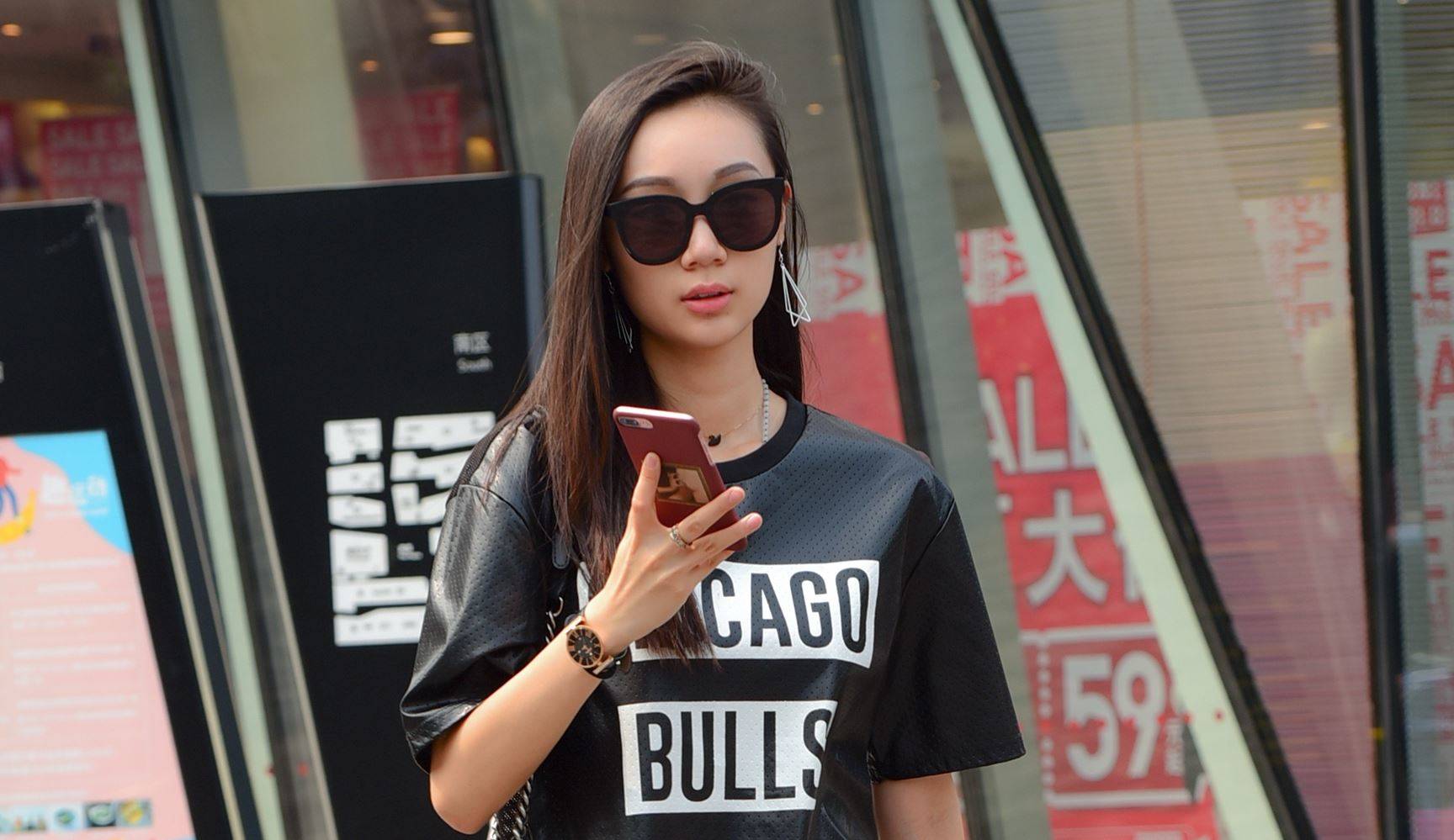 街拍,时尚墨镜的腿美女,好身材展露无疑