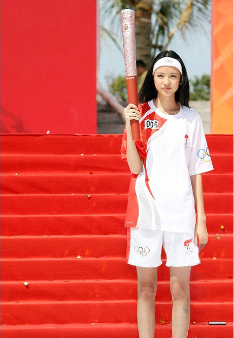 张梓琳十年前当奥运火炬手旧照流出要知道连张梓琳自己都没见过