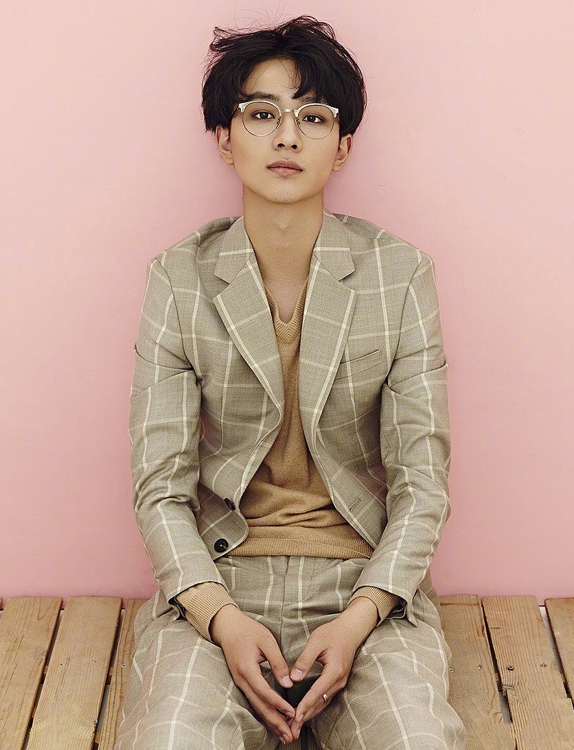 千万,长着一张比白敬亭还禁欲的男神脸|白敬亭|出道|李宏毅_新浪新闻