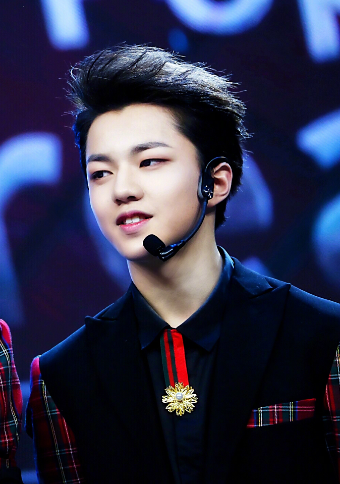 钱正昊能驾驭各种发型梳"成人发型"多了几分霸气却又不显油腻