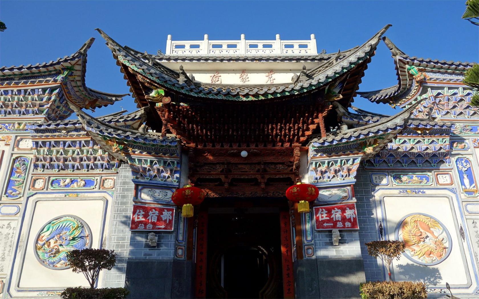 "两房一耳""三坊一照壁"富户住"四合五天井"两院相连的"六合