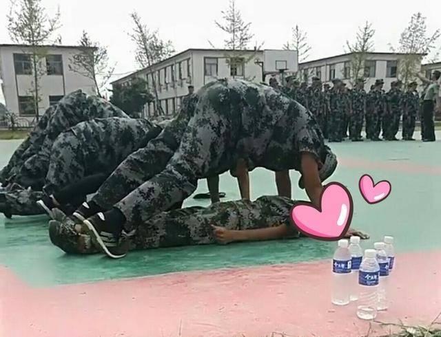 又见奇葩军训惩罚! 男生趴在校花身上做俯卧撑
