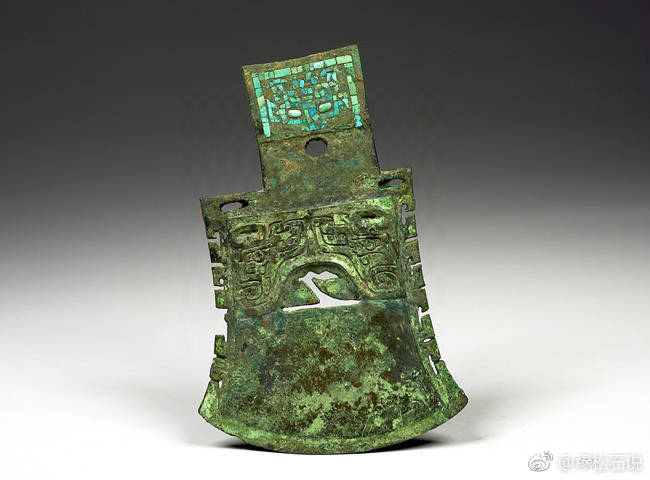 钺 （yuè） 古代兵器形似板斧，青铜或铁制成|板斧|铁制|青铜|兵器_新浪新闻