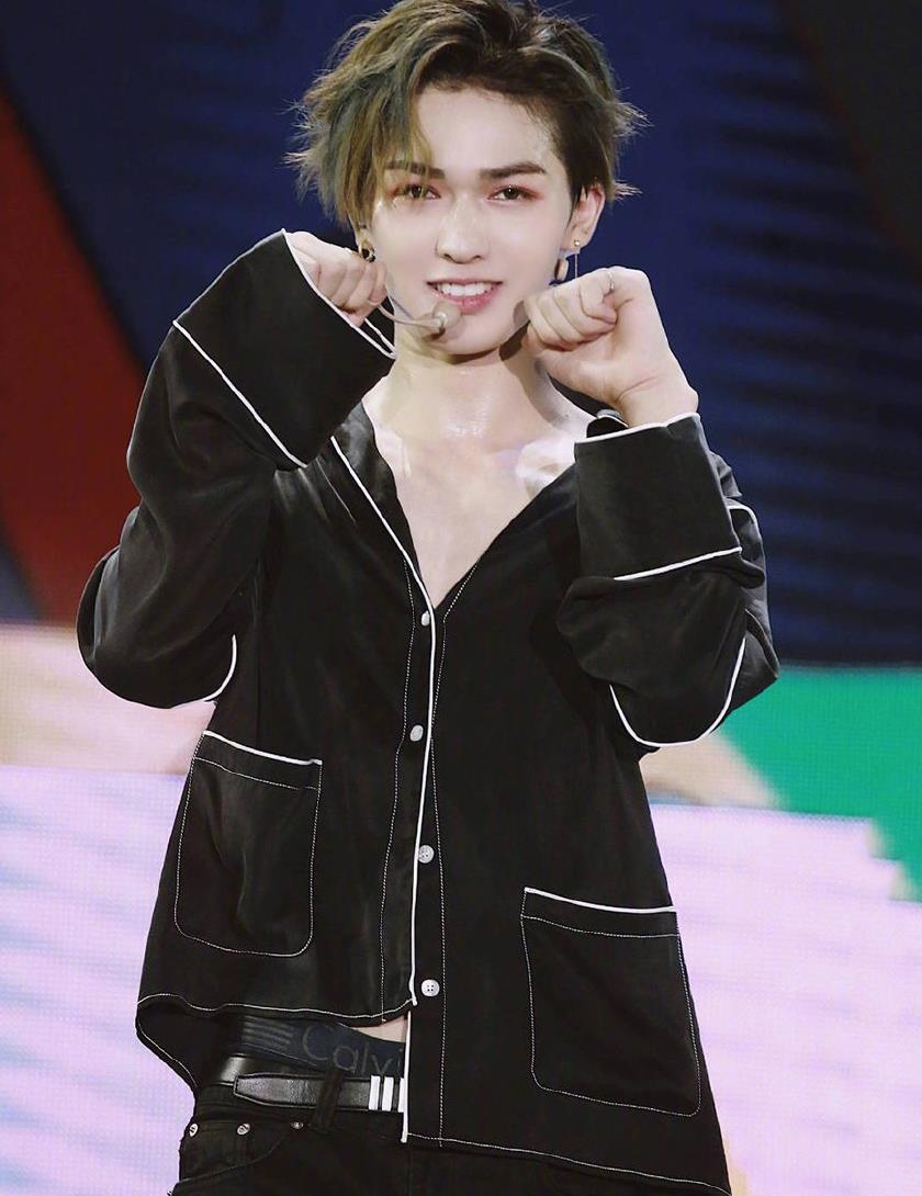 林彦君与朱正廷的队服外型就十分帅气了,一个梳锅盖卷发,一个挑染斜分