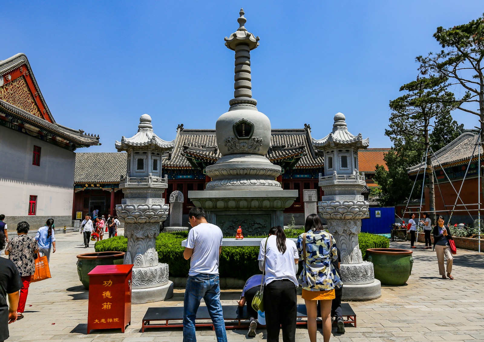 游览天津最大的佛教寺院,位于闹市之中,院内更加热闹