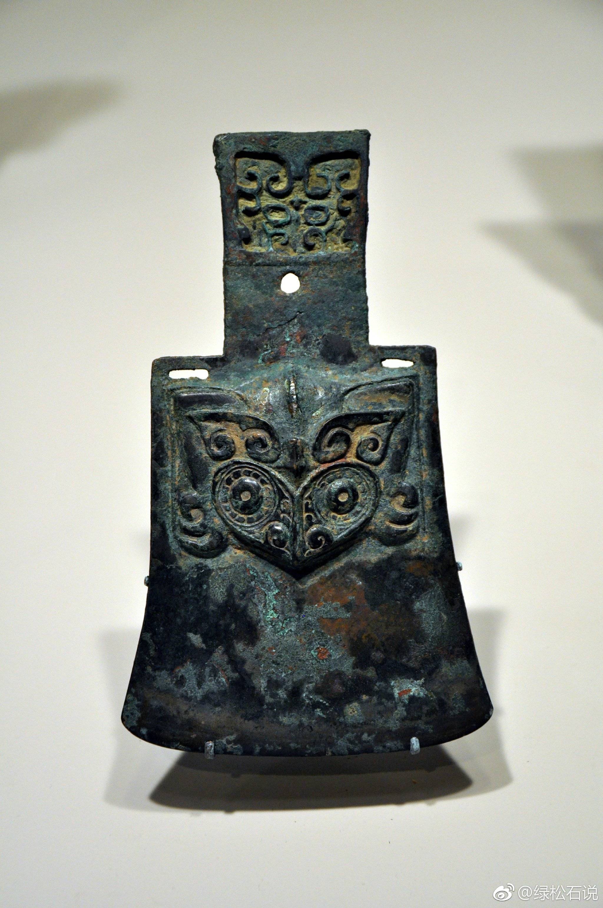 钺 （yuè） 古代兵器形似板斧，青铜或铁制成|板斧|铁制|青铜|兵器_新浪新闻