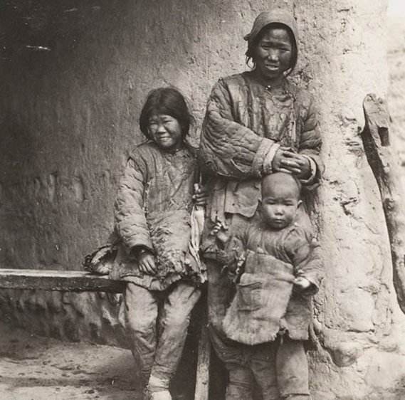 晚清农村母子三人,衣衫褴褛.