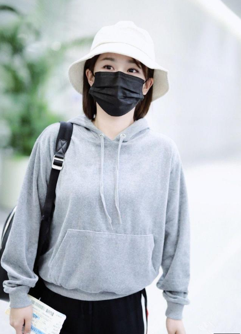 杨紫身穿白色连帽卫衣搭配运动长裤现身机场 笑容甜美少女感十足