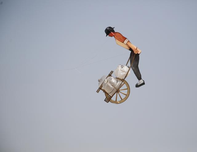 车轱辘借风而起,此外更有本土非遗"张氏动态风筝"猪八戒吃西瓜,红蝙蝠