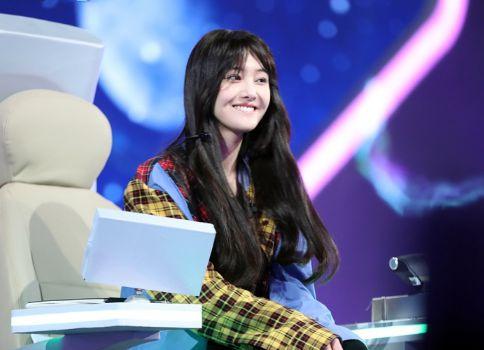 郑爽素颜跷着二郎腿与赵宝刚聊天,开怀大笑没有偶像包袱