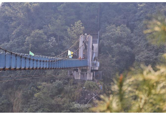 石门天桥,位于半坡山上,底下是铁路,看的心惊胆战的.