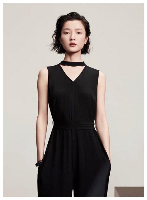 杜鹃好时髦!这条裙子就靠三片花纹挡住重点,网友:超模就是敢穿