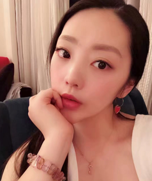 她是,甄嬛传,中美如蛇蝎的余答应,生活中却沦落成网红脸