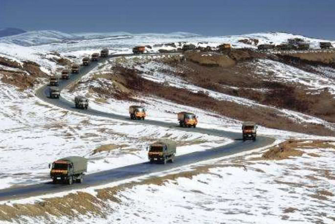 川藏线汽车兵:中国最牛车技,拿生命在开车!