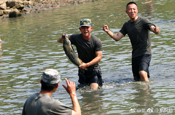 某集团军某旅一营,上演徒手抓活鱼,将活鱼送给家属