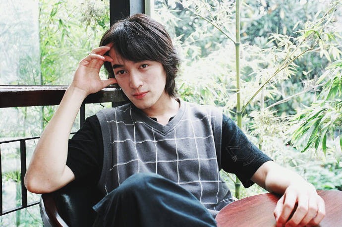 胡歌一组年轻时青涩旧照,简直太帅了,甩现在的各种小鲜肉十条街