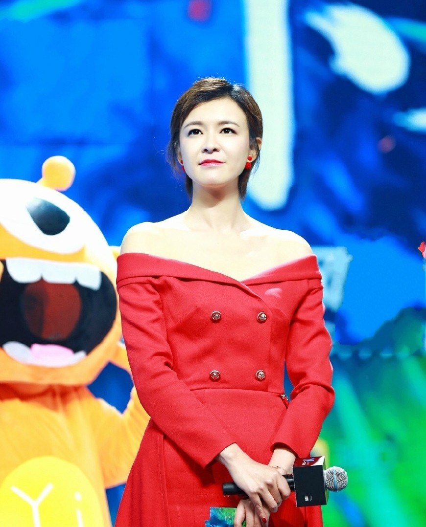 李艾的尬性照前3张很迷人但只有图4美的让人无法呼吸