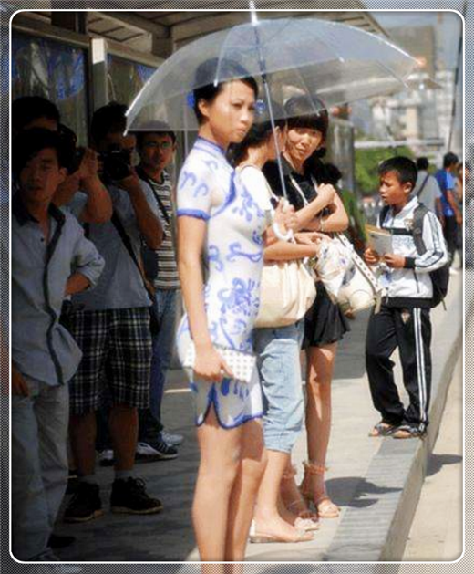 女孩穿旗袍走大街,近看发现是人体彩绘,网友:什么都看见了!