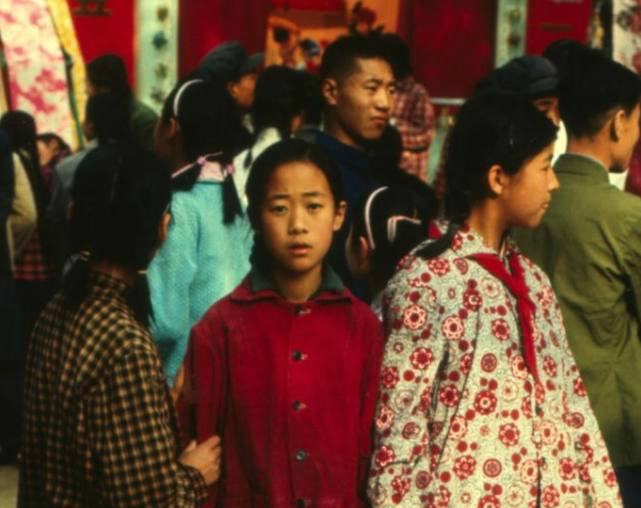 70年代中国老照片,那时人们看起来精神振奋,最后一张让人怀念|年代|小人书|老照片|精神|街边_新浪新闻